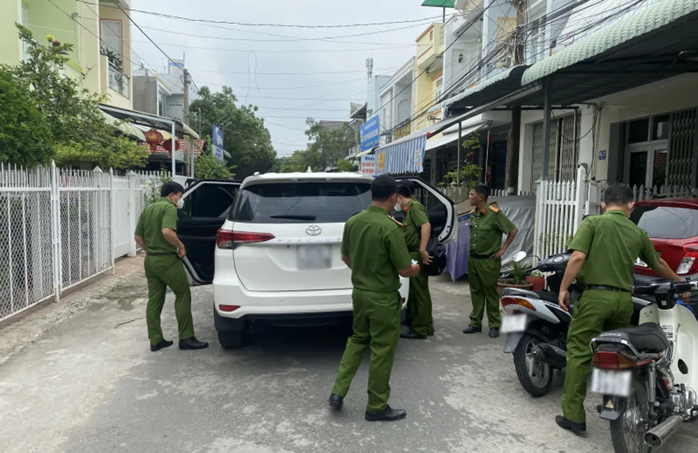 Lực lượng chức năng khám xét nơi ở của các bị can. Ảnh: CTV