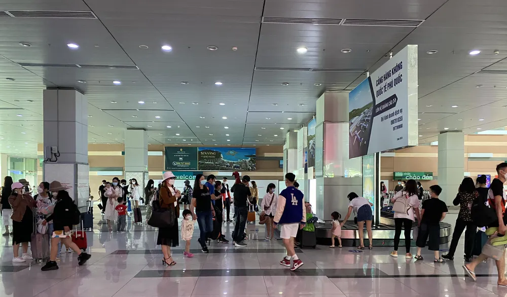 Du khách thường hay để quên tài sản tại sân bay quốc tế Phú Quốc, hầu hết đều được trả lại. Ảnh: QUỐC BÌNH.