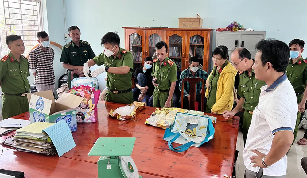 Công an tỉnh An Giang kiểm đếm số ma túy 18,6kg thu giữ được. Ảnh: QUỐC BÌNH. Công an tỉnh An Giang kiểm đếm số ma túy 18,6kg thu giữ được. Ảnh: QUỐC BÌNH.