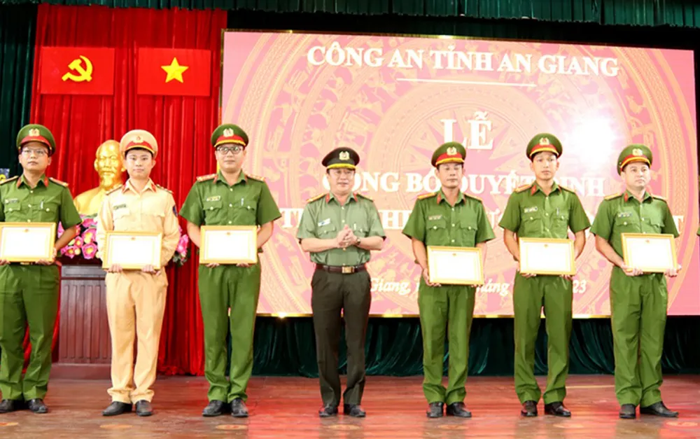 Tập thể, cá nhân phá vụ án vận chuyển 18,6kg ma túy qua biên giới được khen thưởng 50 triệu đồng. Ảnh: QUỐC BÌNH. Tập thể, cá nhân phá vụ án vận chuyển 18,6kg ma túy qua biên giới được khen thưởng 50 triệu đồng. Ảnh: QUỐC BÌNH.