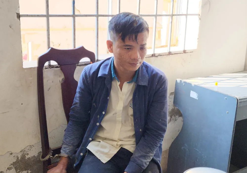 Đối tượng trốn truy nã Trần Minh Quang vừa bị Công an Kiên Giang bắt giữ. Ảnh: V.VŨ.