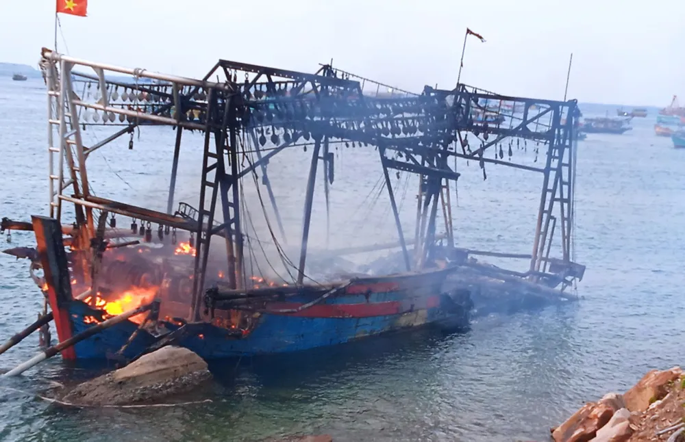 Hiện trường chiếc tàu cá bị cháy rụi, thiệt hại khoảng 15 tỷ đồng. Ảnh: CTV
