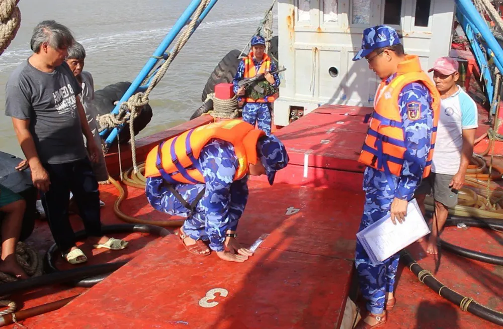 Tàu cá chở 100.000 lít dầu D.O lậu bị lực lượng tuần tra Bộ Tư lệnh Vùng Cảnh sát biển 4 bắt giữ. Ảnh: CTV