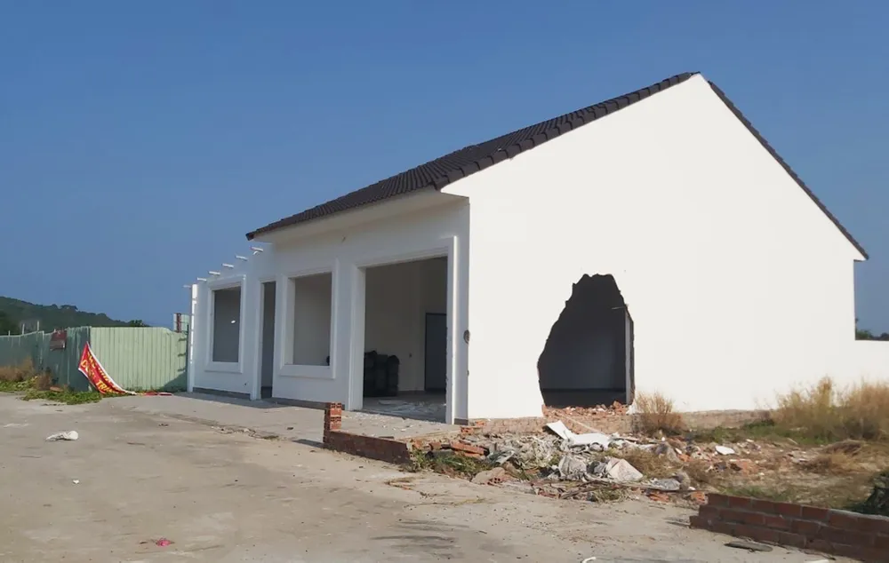 1 trong số 79 căn biệt thự xây dựng trái phép trên đất nhà nước quản lý xảy ra tại xã Hàm Ninh, TP Phú Quốc bị cưỡng chế tháo dỡ. Ảnh: QUỐC BÌNH.