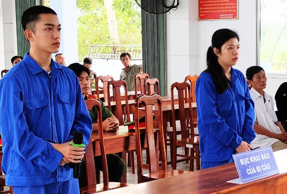 Vợ chồng bị cáo Đỗ Duy Khánh và Nguyễn Thị Kim Thoa tại tòa. Ảnh: CTV