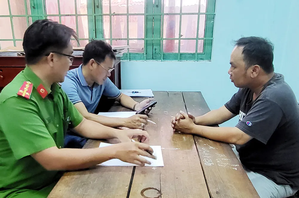 Nghi phạm Hiếu (bên phải) tại cơ quan điều tra. Ảnh: CTV