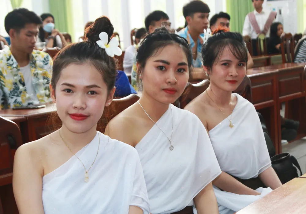 Nữ sinh Lào duyên dáng trong trang phục truyền thống tại buổi họp mặt. Ảnh: QUỐC BÌNH