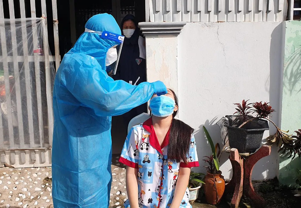 Đỉnh điểm đại dịch Covid-19, cứ cách 2-3 ngày người dân Kiên Giang lại được yêu cầu phải test 1 lần, toàn bộ kit test đều mua của công ty Việt Á. Ảnh: QUỐC BÌNH