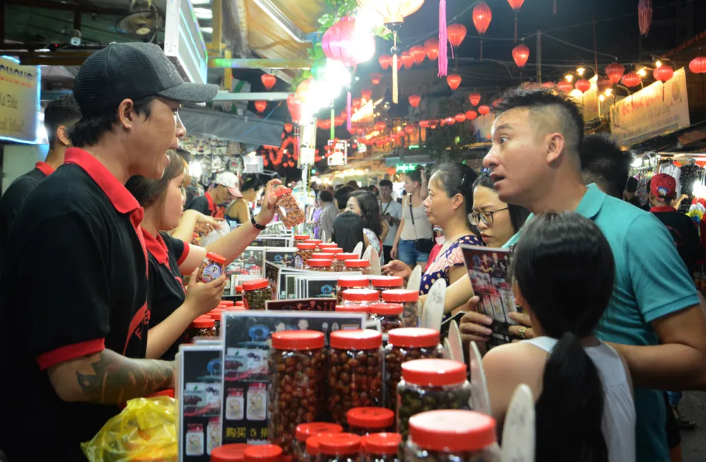 Du khách tại chợ đêm Phú Quốc – nơi có giá cả ăn uống tương đối cao so với mặt bằng chung trên đảo. Ảnh: QUỐC BÌNH Du khách tại chợ đêm Phú Quốc – nơi có giá cả ăn uống tương đối cao so với mặt bằng chung trên đảo. Ảnh: QUỐC BÌNH