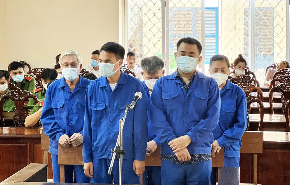 Các bị cáo nghe Tòa tuyên án. Ảnh: QUỐC BÌNH