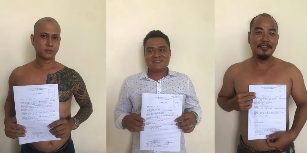 3 trong số 10 đối tượng xăm trổ, phê ma túy mang hung khí đi giải quyết mâu thuẫn bị bắt giữ. Ảnh: QUỐC BÌNH