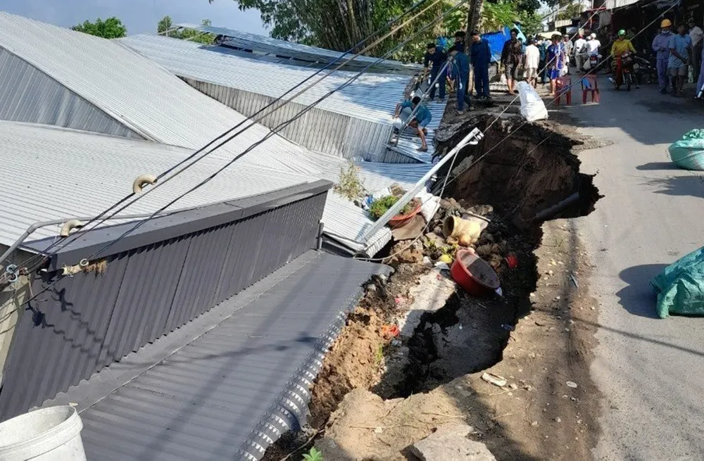 Khu vực sạt lở bờ sông tại huyện Chợ Mới, tỉnh An Giang. Ảnh: QUỐC BÌNH