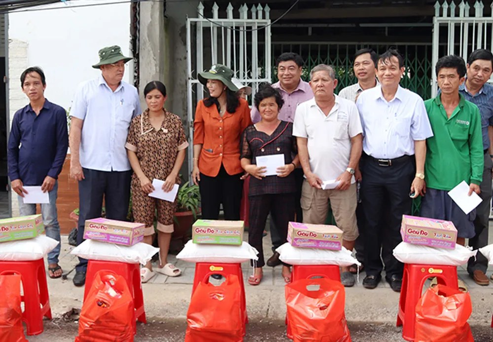 Chủ tịch UBND tỉnh An Giang tặng quà hỗ trợ 8 hộ dân bị ảnh hưởng sạt lở. Ảnh: CTV