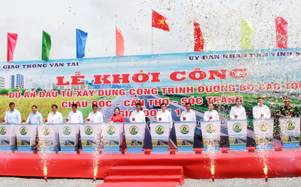 Phó Thủ tướng Lê Minh Khái cùng các đại biểu phát lệnh khởi công cao tốc tại điểm cầu tỉnh Sóc Trăng. Ảnh: TUẤN QUANG