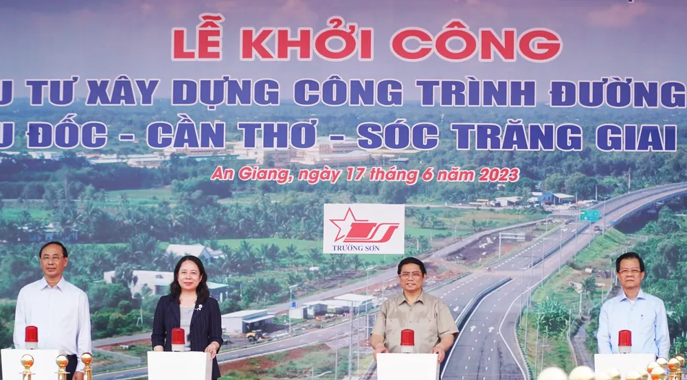 Thủ tướng Phạm Minh Chính cùng các đại biểu bấm nút khởi công dự án. Ảnh: QUỐC BÌNH