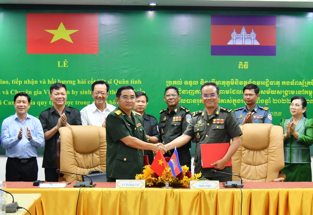 Đại diện quân đội 2 nước Việt Nam – Campuchia ký biên bản bàn giao hài cốt liệt sĩ. Ảnh: CTV