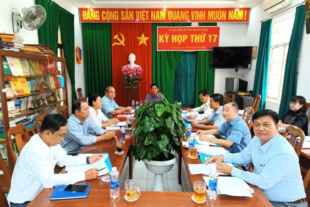 Kỳ họp thứ 17 UBKT Tỉnh ủy An Giang xem xét kỷ luật nhiều cán bộ lãnh đạo ngành Thi hành án dân sự. Ảnh: CTV