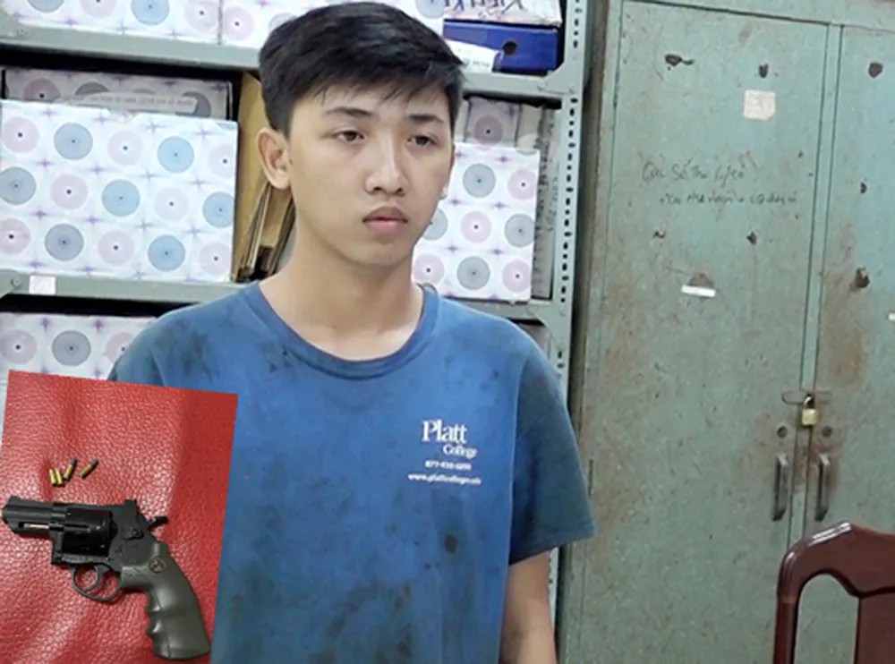 Cao Nguyễn Hoàng Phúc cùng khẩu súng bị tạm giữ tại cơ quan công an. Ảnh: CTV