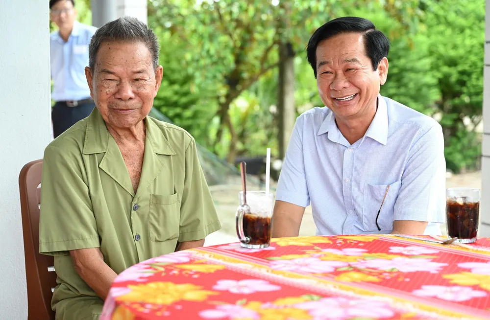 Bí thư Tỉnh ủy Kiên Giang Đỗ Thanh Bình thăm gia đình chính sách. Ảnh: Q.B