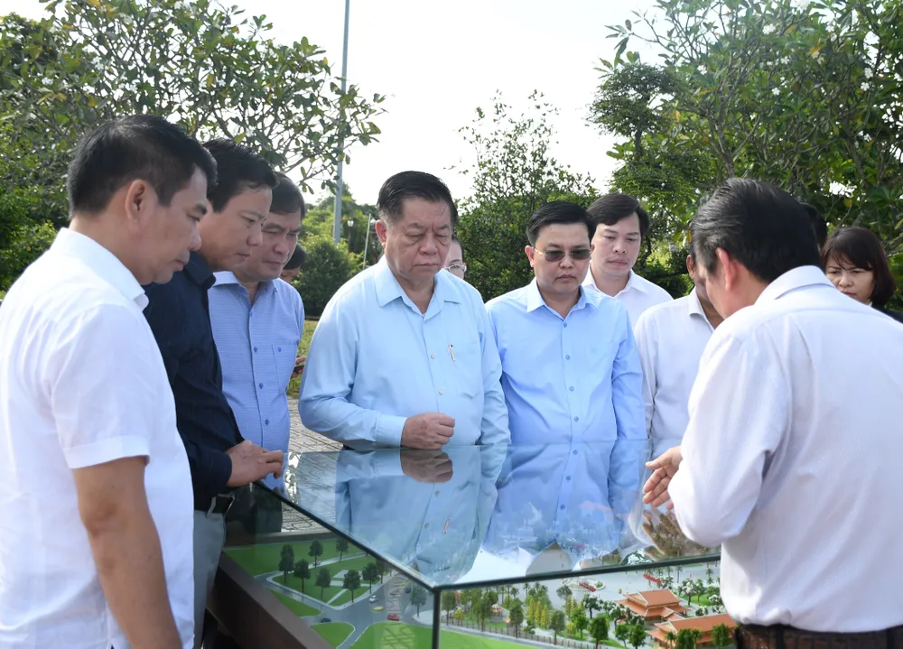 Đồng chí Nguyễn Trọng Nghĩa nghe thuyết minh về dự kiến thiết kế các công trình. Ảnh: N.P