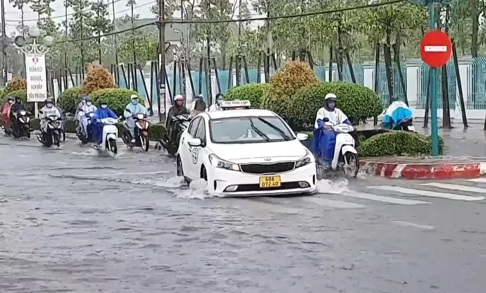 Đường Nguyễn Trung Trực, TP Rạch Giá, tỉnh Kiên Giang bị ngập nặng (ảnh chụp trưa 29-7). Ảnh: Q.B