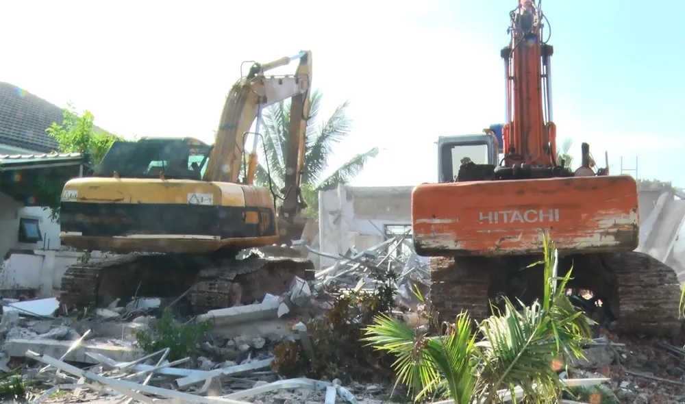 Lực lượng chức năng TP Phú Quốc cưỡng chế một biệt thự trái phép ở Phú Quốc hồi cuối năm 2022. Ảnh: QUỐC BÌNH