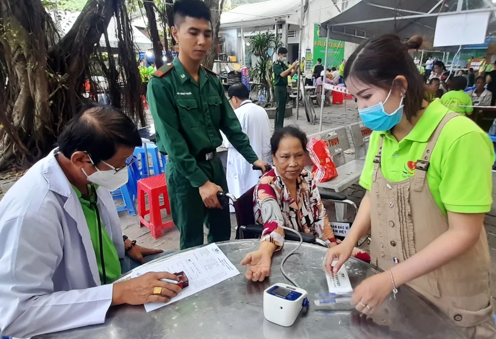 Đo huyết áp cho bà con trên đảo Lại Sơn. Ảnh: CTV