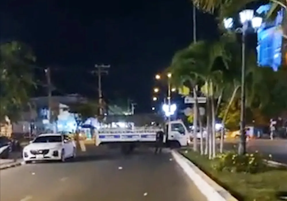 Hình ảnh xe tuần tra của Công an TP Rạch Giá chốt chặn một đoạn đường 3-2 lan truyền trên mạng xã hội