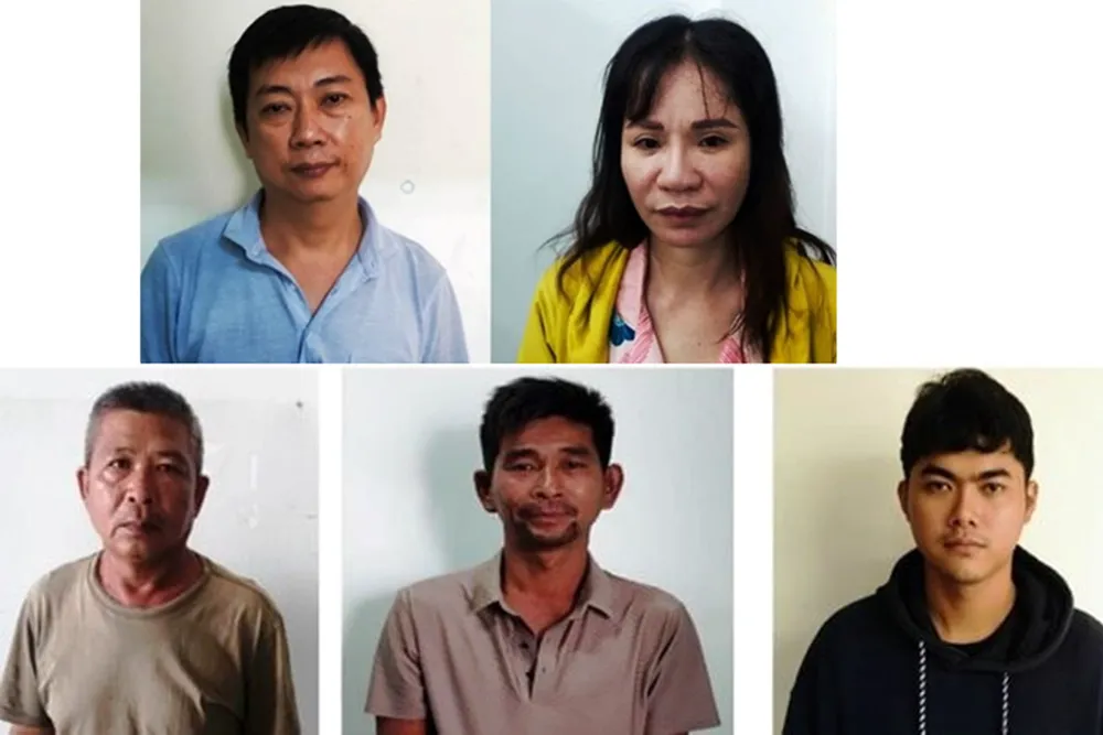 Hai chủ tiệm vàng Kiếm – Huệ (ảnh trên) cùng 3 người canh đường, chở thuê (ảnh dưới) tại Cơ quan điều tra. Ảnh: CTV