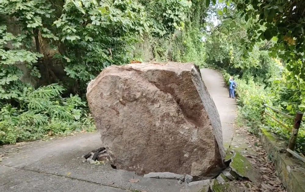 Tảng đá nặng khoảng hơn 4 tấn lăn xuống, chắn ngang đường lên núi Ba Thê. Ảnh: N.T Tảng đá nặng khoảng hơn 4 tấn lăn xuống, chắn ngang đường lên núi Ba Thê. Ảnh: N.T