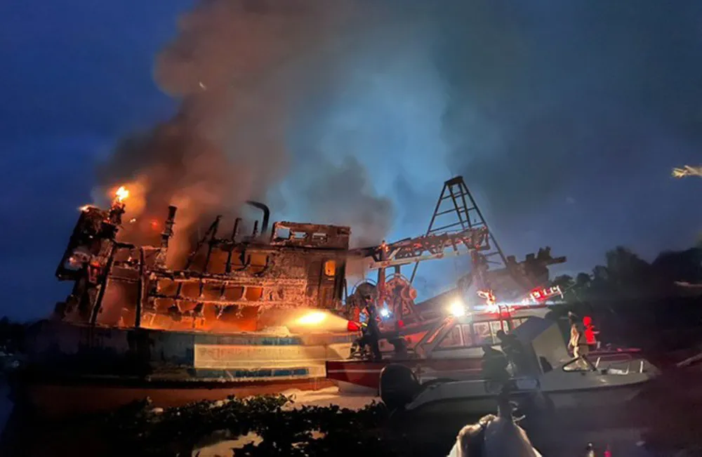 Tàu cá chở 1.000 lít dầu bốc cháy lúc rạng sáng. Ảnh: CTV