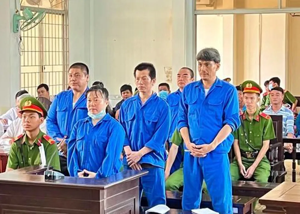 Nhóm 5 bị cáo trước tòa. Ảnh: CTV