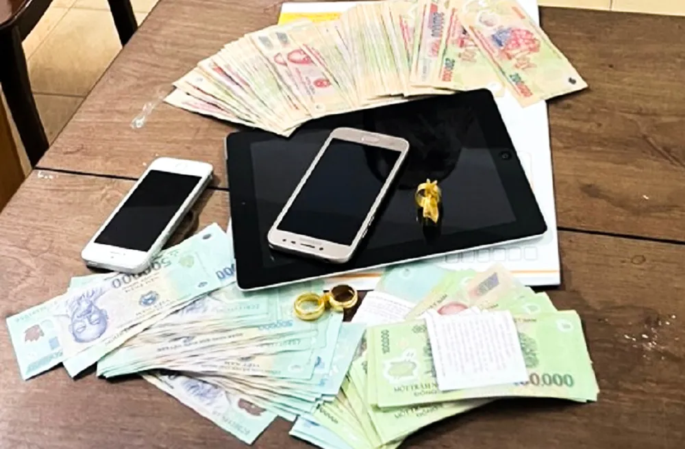 Tang vật thu giữ tại nhà mẹ ruột của Trang. Ảnh: N.T