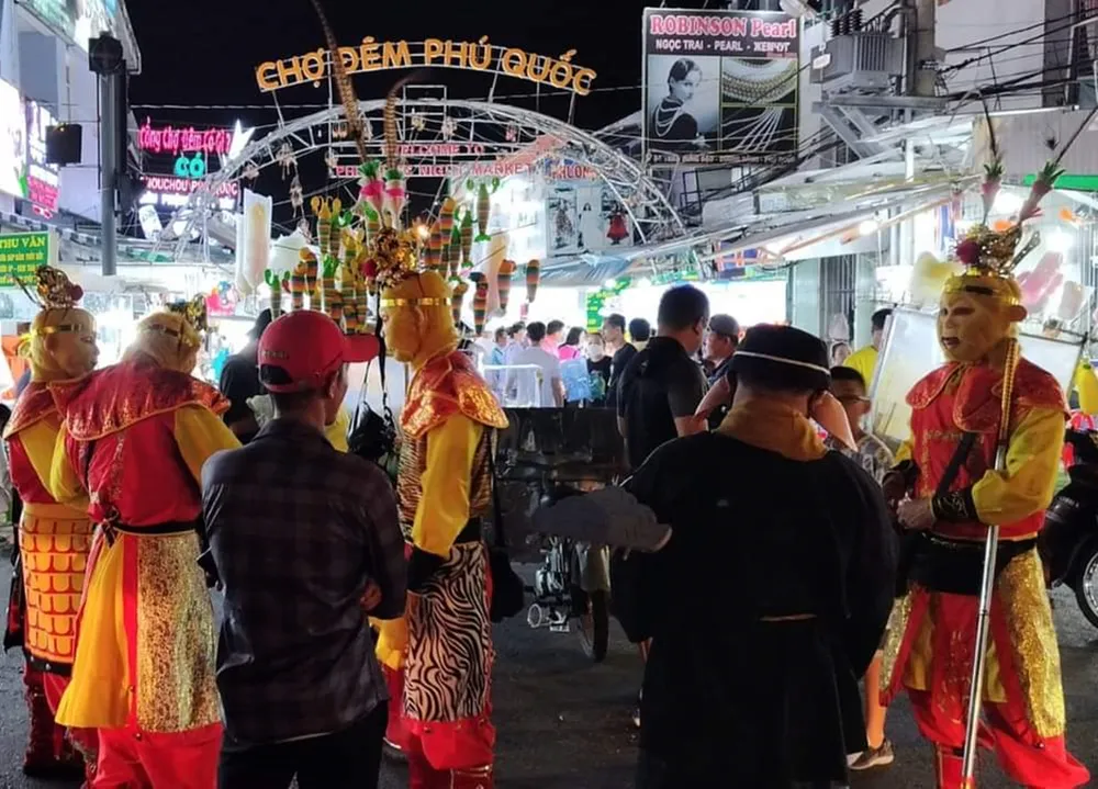 Nhóm 4 nhân vật “Tề thiên đại thánh” chèo kéo du khách trước cổng chợ đêm Phú Quốc. Ảnh: CTV
