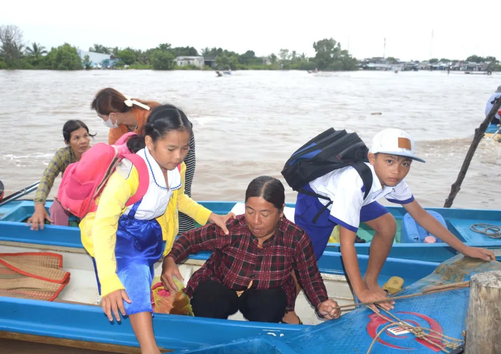 Học sinh nhiều huyện vùng sâu của tỉnh Cà Mau dự lễ khai giảng và đến trường mỗi ngày bằng vỏ lãi. Ảnh: TẤN THÁI