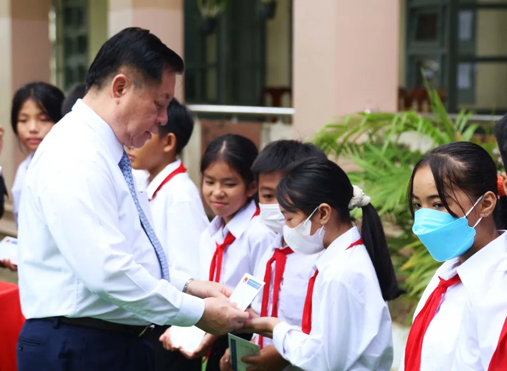 Bí thư Trung ương Đảng, Trưởng Ban Tuyên giáo Trung ương Nguyễn Trọng Nghĩa trao quà năm học mới cho học sinh tỉnh Tiền Giang. Ảnh: NGỌC PHÚC