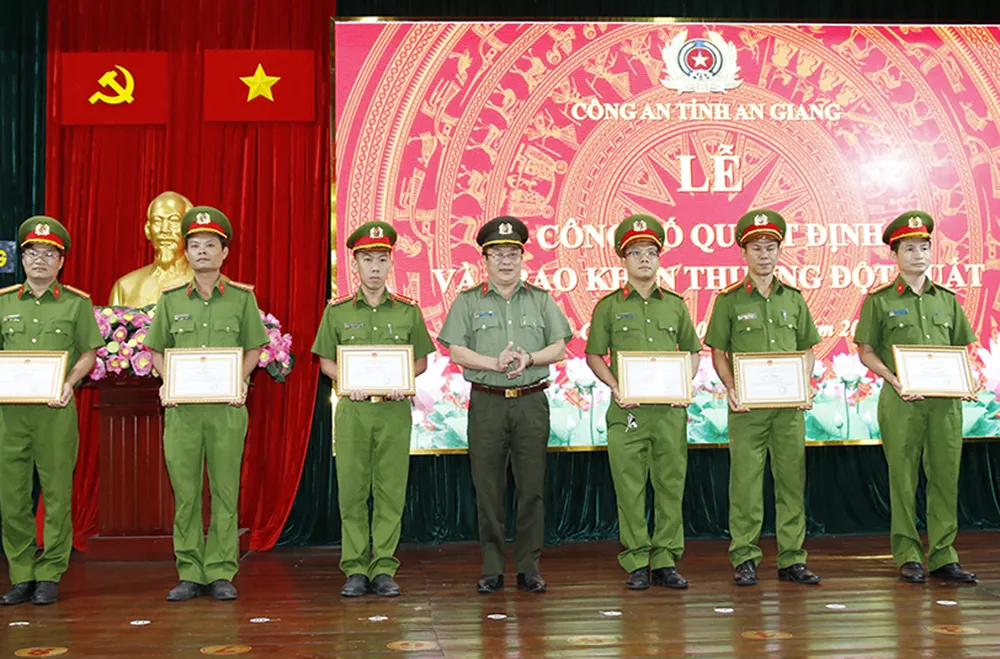 Các đơn vị tham gia phá vụ án đặc biệt nghiêm trọng trong thời gian ngắn nhận khen thưởng. Ảnh: CTV