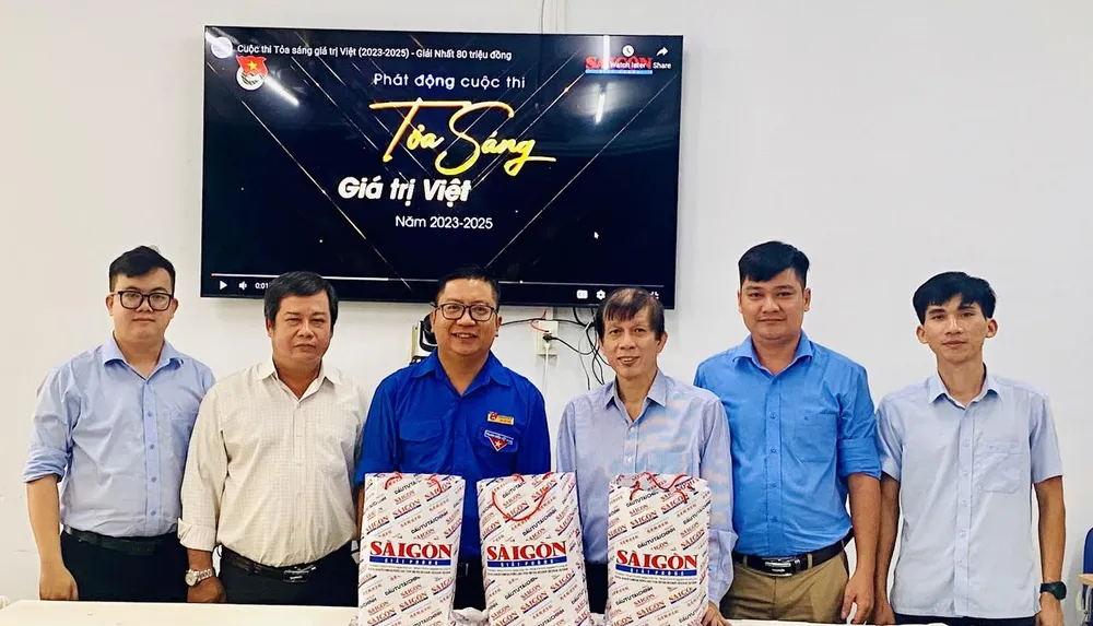 Lãnh đạo Báo SGGP tặng quà lãnh đạo Thành đoàn TP Cần Thơ Lãnh đạo Báo SGGP tặng quà lãnh đạo Thành đoàn TP Cần Thơ