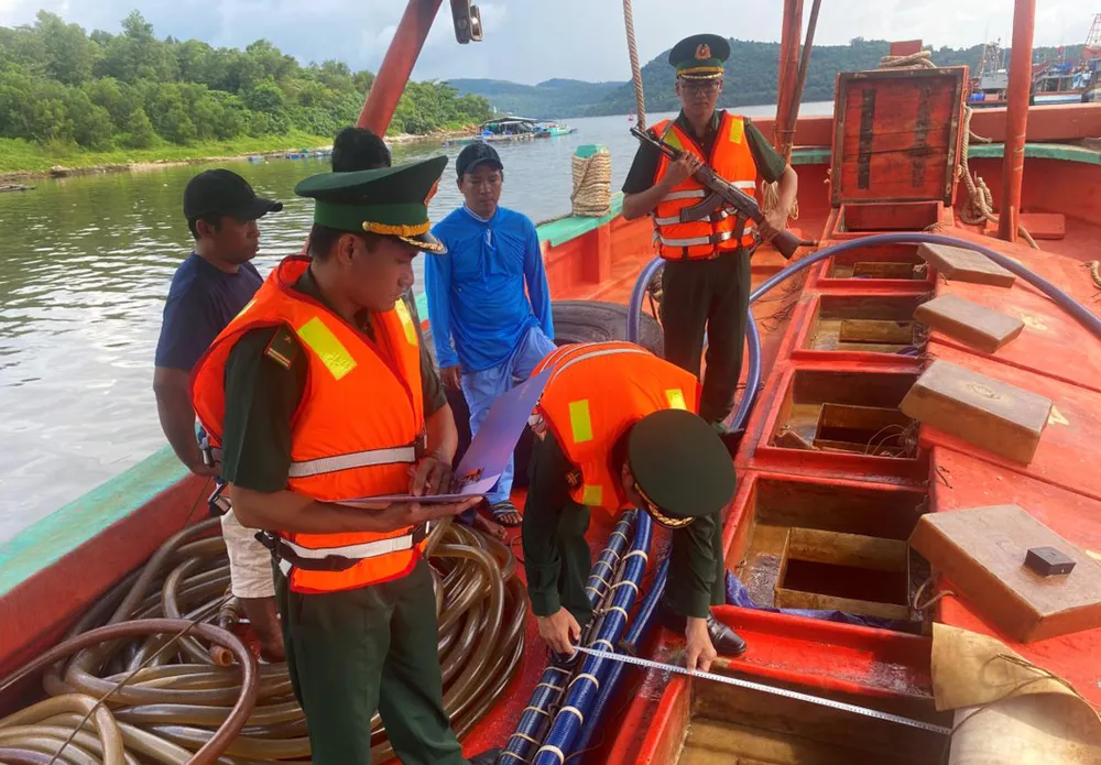 Tàu cá đã cải hoán sửa chữa hầm để chở dầu lậu. Ảnh: BĐBP