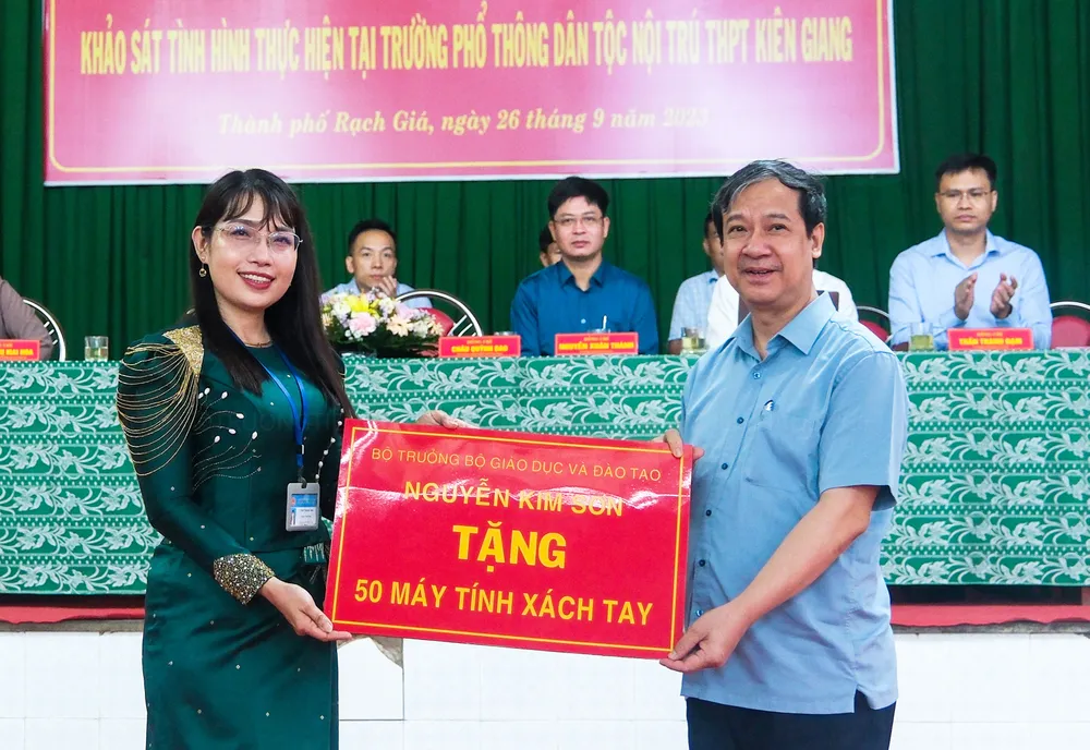 Bộ trưởng Nguyễn Kim Sơn tặng 50 bộ máy tính cho Trường Phổ thông dân tộc nội trú PTTH tỉnh Kiên Giang. Ảnh: QUỐC BÌNH
