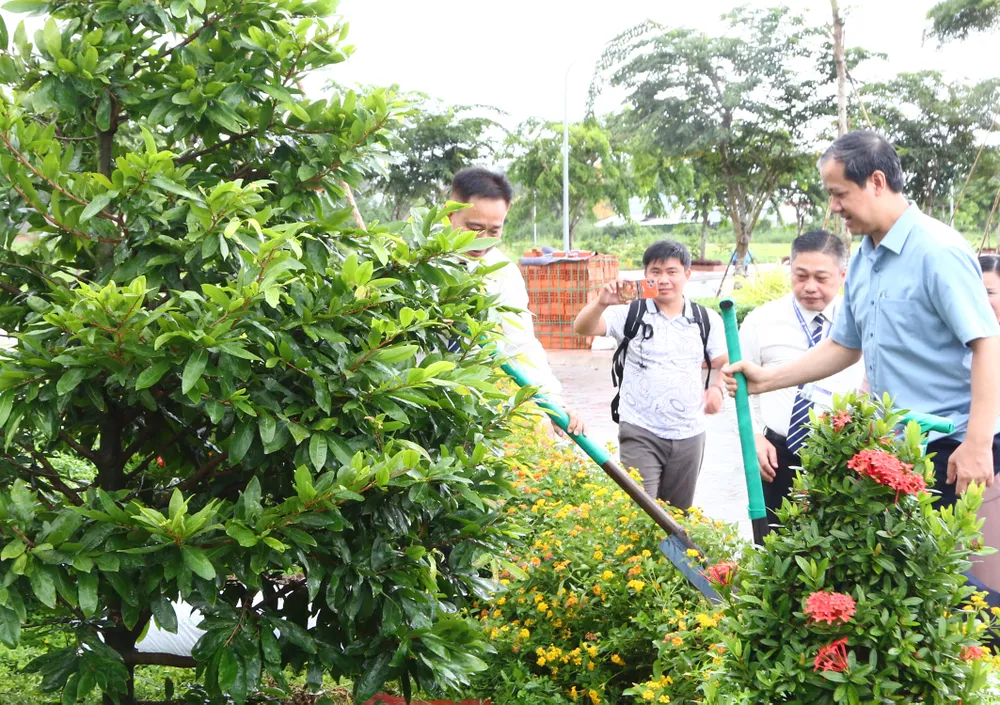 Bộ trưởng Nguyễn Kim Sơn trồng cây lưu niệm tại Trường Đại học Kiên Giang. Ảnh: QUỐC BÌNH