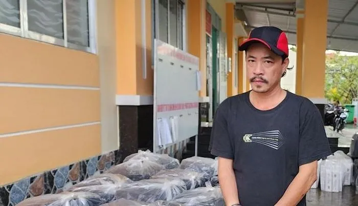 Tài xế Huỳnh Văn Đậm bị bắt giữ cùng tang vật. Ảnh: V.VŨ