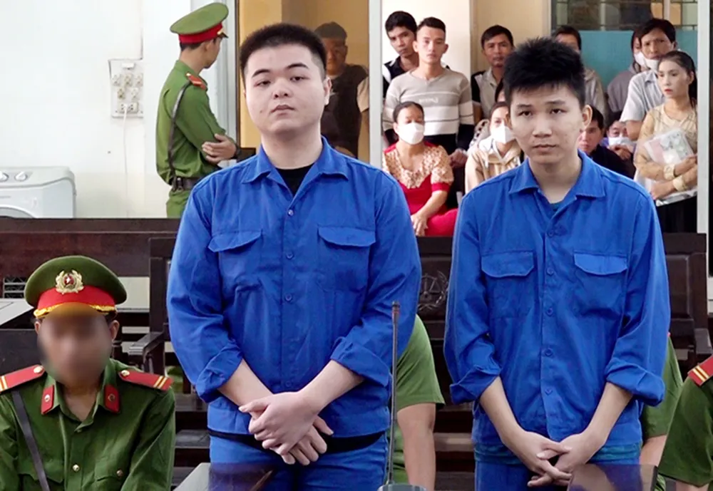 Bị cáo Huy và Kiệt (từ trái qua) nghe tuyên án. Ảnh: T.TẦM