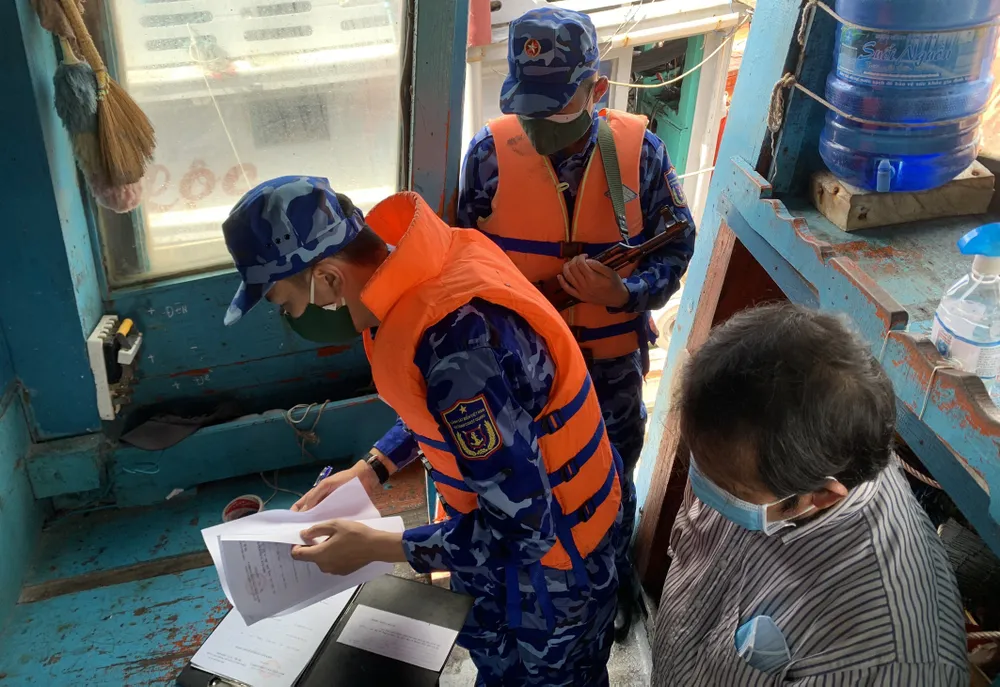 Lực lượng chức năng lập biên bản 1 tàu cá ngắt kết nối thiết bị giám sát hành trình. Ảnh: CSB