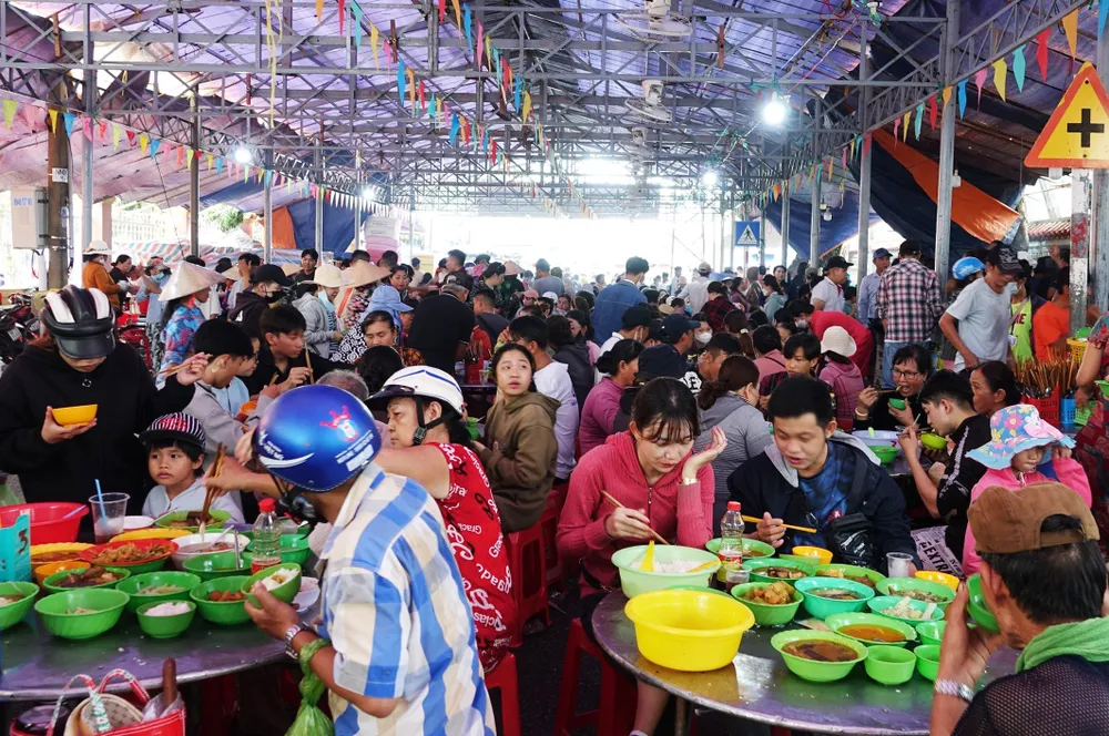 Hàng trăm ngàn bữa cơm chay được phục vụ miễn phí cho khách hành hương suốt thời gian diễn ra lễ hội. Ảnh: QUỐC BÌNH