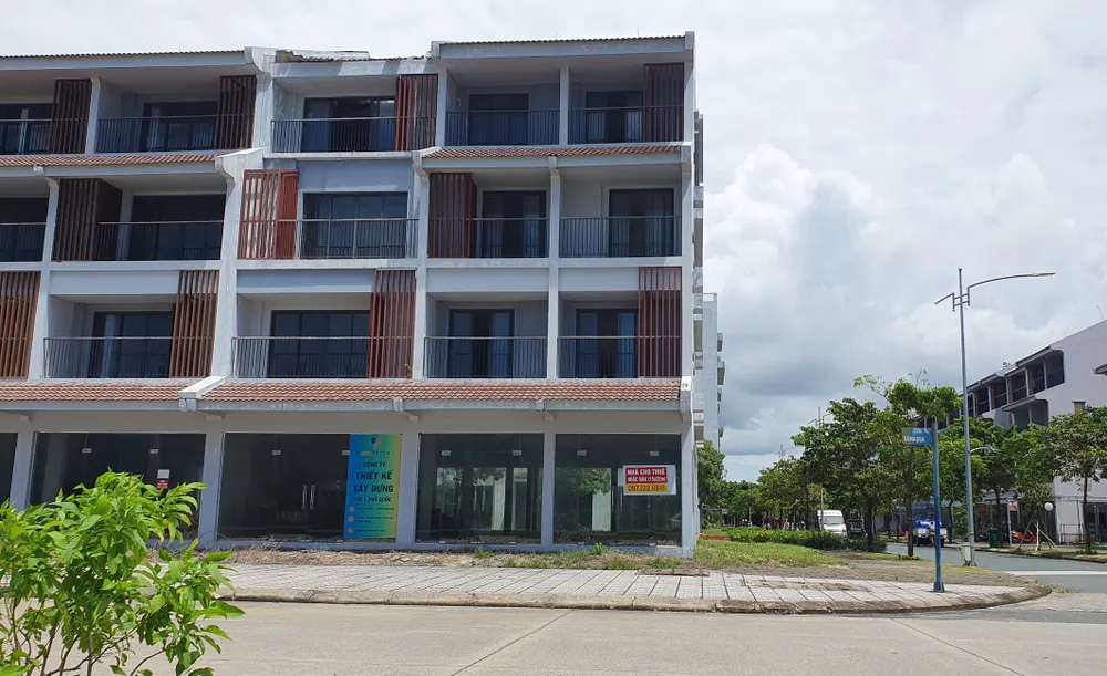 Căn shop house ngay góc bìa của cả block nhà bỏ hoang treo biển cho thuê hoặc bán nhưng không ai lai vãng hỏi thăm. Ảnh: QUỐC BÌNH