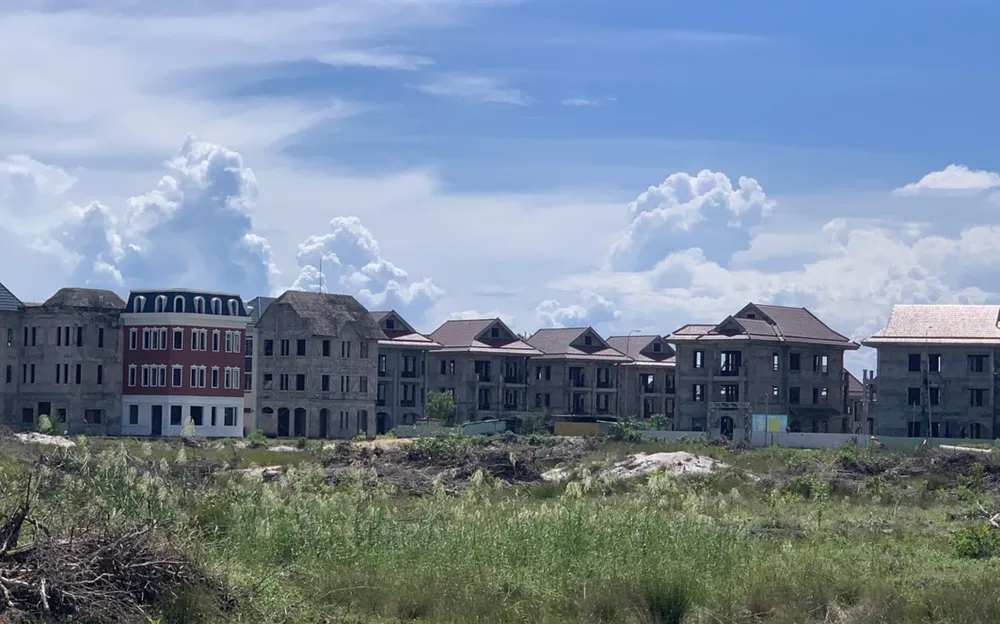 Dự án căn hộ nghỉ dưỡng thiết kế sang chảnh phong cách hiện đại này đã nhuốm màu rêu phong do bị chủ đầu tư bỏ hoang nhiều năm. Ảnh: QUỐC BÌNH