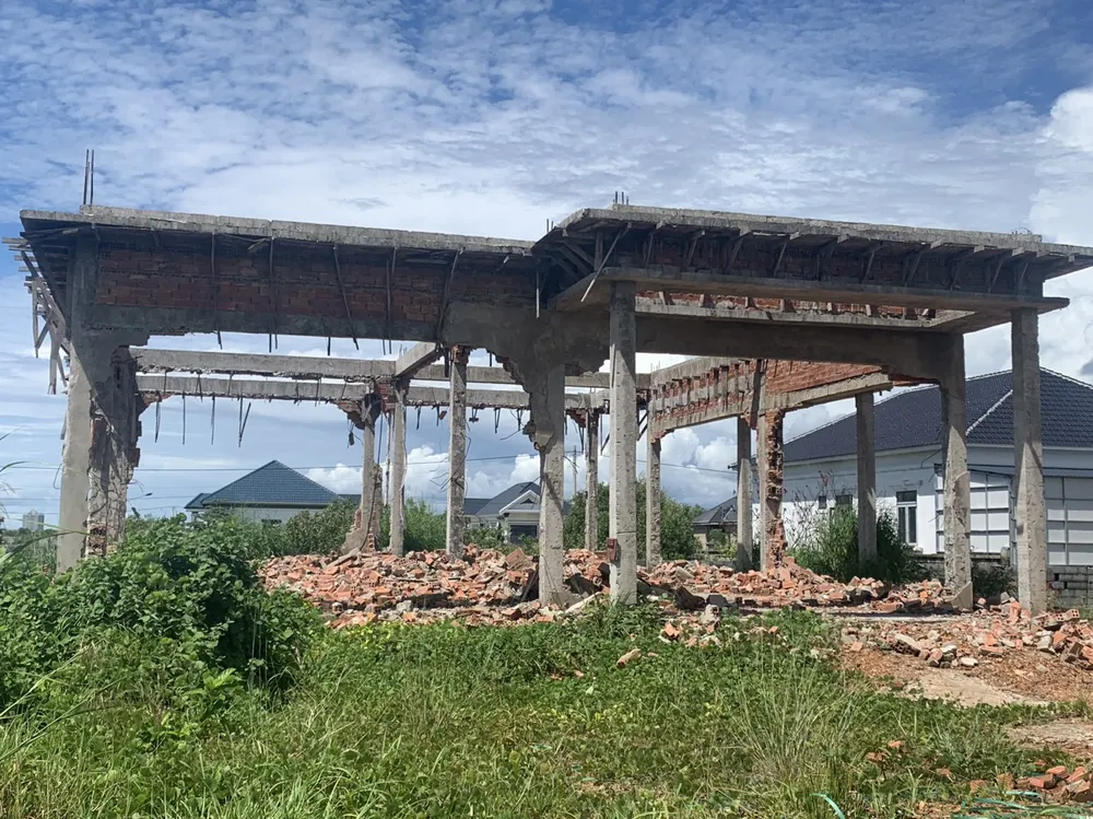 Một công trình xây dựng trái phép trên đất nông nghiệp bị cưỡng chế, tháo dỡ ở khu Bãi Trường. Ảnh: QUỐC BÌNH