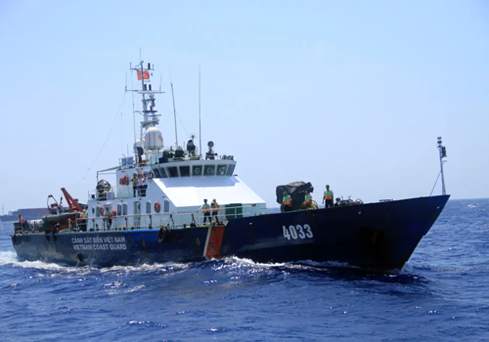 Tàu Cảnh sát biển 4033 đã kịp thời cứu 1 ngư dân nguy kịch do ngạt khí, 1 người rất tiếc đã tử vong. Ảnh: CSB Tàu Cảnh sát biển 4033 đã kịp thời cứu 1 ngư dân nguy kịch do ngạt khí, 1 người rất tiếc đã tử vong. Ảnh: CSB