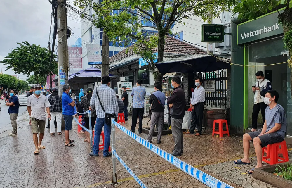 Người dân TP Rạch Giá (tỉnh Kiên Giang) xếp hàng chờ test Covid-19 để đi sang địa phương khác lúc đại dịch bùng phát. Ảnh: QUỐC BÌNH